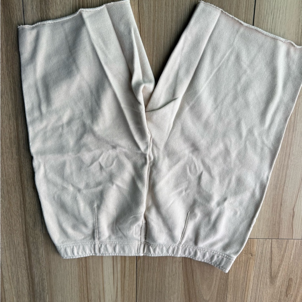 Aerie shorts Bermuda size medium. Terry lining - Picture 2 of 3
